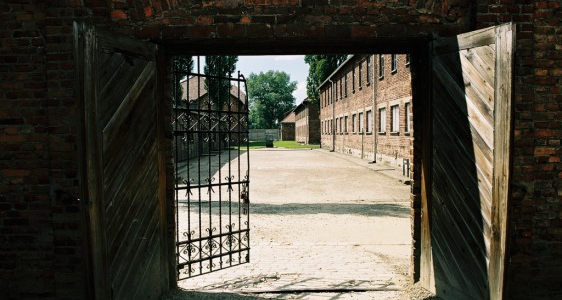 Toutes Les Vies européennes sont  mortes à Auschwitz  –  par Sébastien Vilar Rodriguez