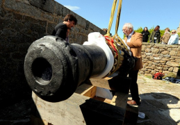 Saint-Malo :  Fort National installation d’un premier canon