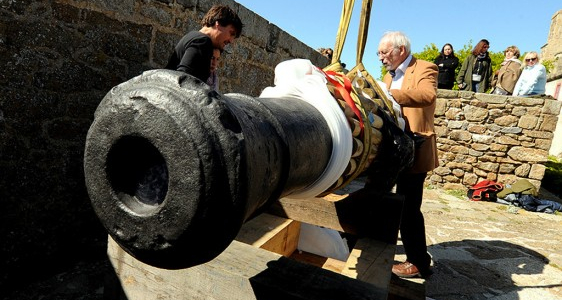 Saint-Malo :  Fort National installation d’un premier canon